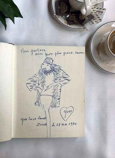 Der große Modeschöpfer Yves Saint Laurent widmete ihrem Sohn Gustav eine Zeichnung.