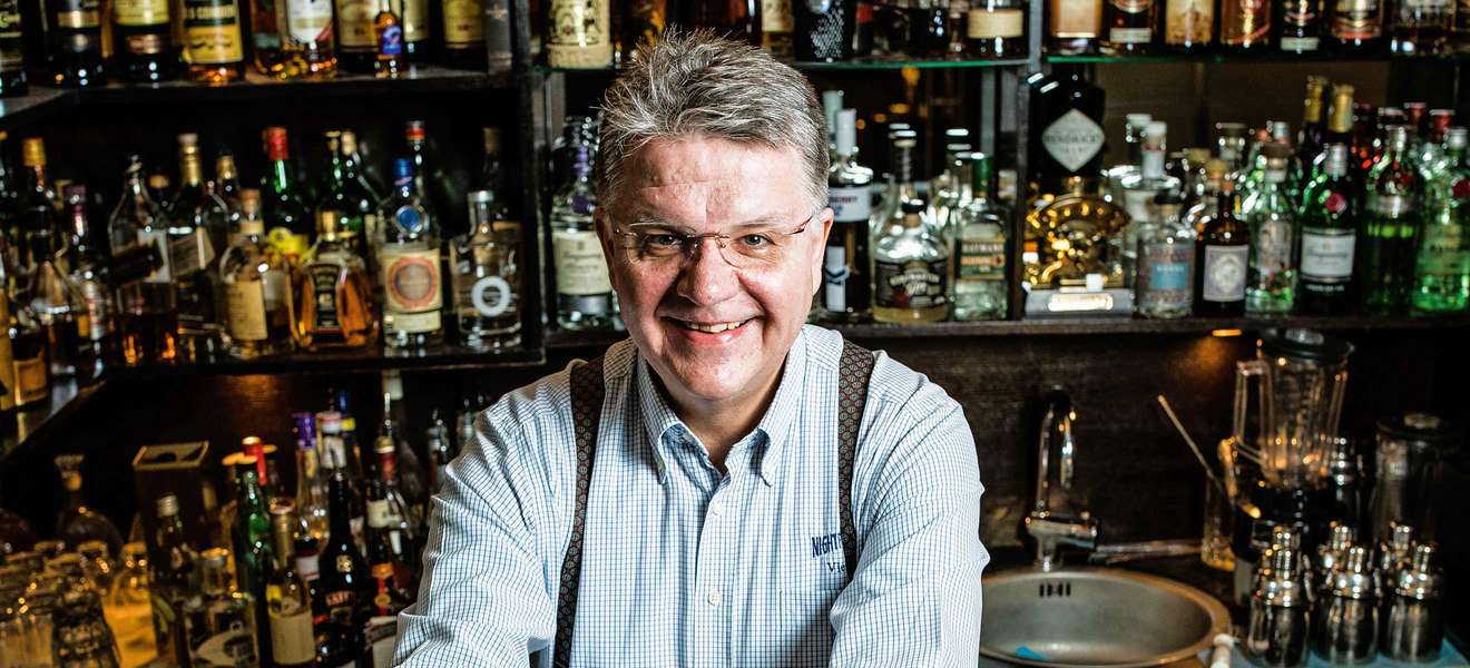 Barkeeper Gerhard Wanderer ist mit seiner Bar »Nightfly’s« in der Dorotheergasse zu Hause.