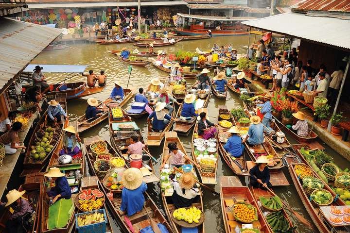 Buntes Treiben beim Amphawa Floating Market: Hier werden Waren vom Boot aus angeboten. / © nimon, Shutterstock