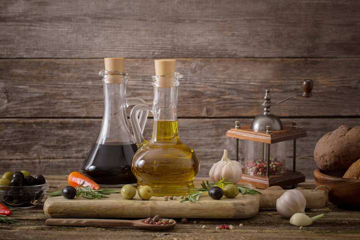 Olivenöl und Balsamico Essig dürfen bei keinem Essen fehlen.