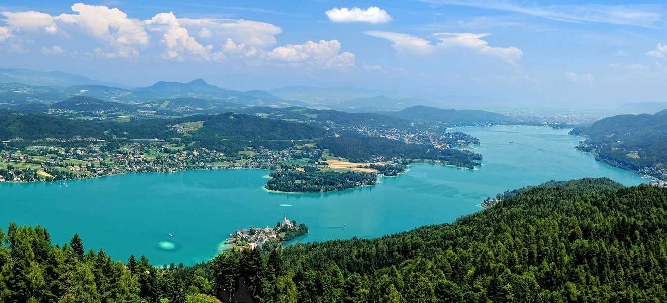 Der Wörthersee erstreckt sich zwischen Klagenfurt und Velden und schimmert in seiner markanten, türkisblauen Farbe. 