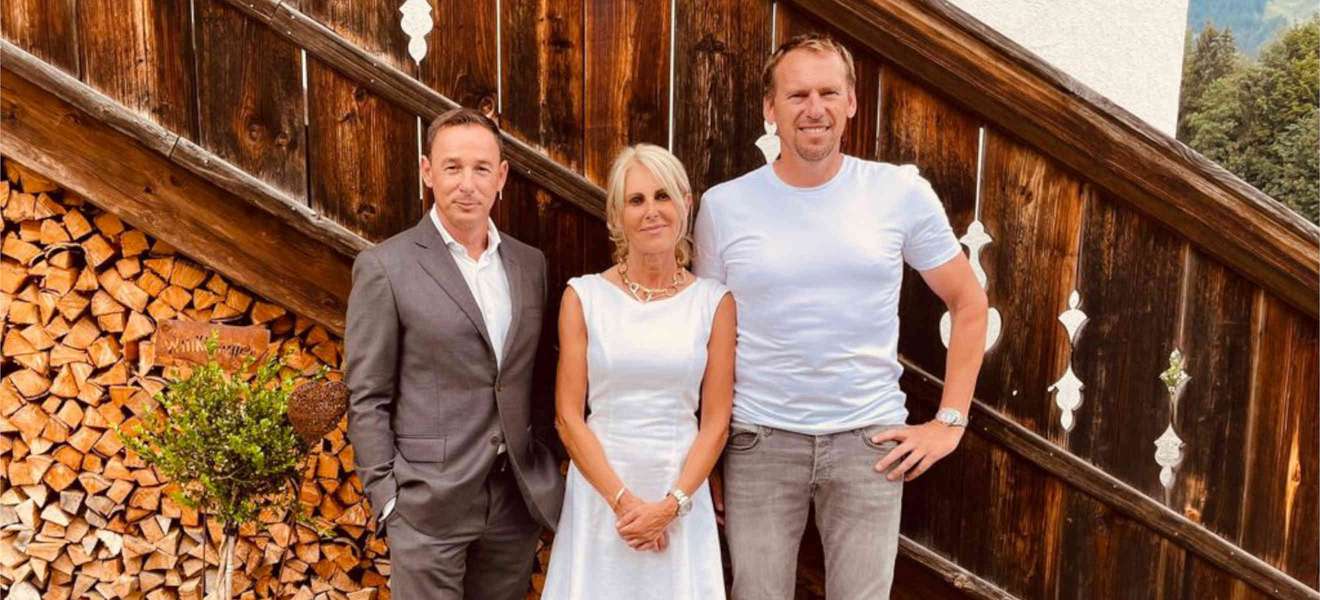 Die Eigentümer Belinda und Matthäus Rass mit dem neuen Resort Direktor René Knopf.