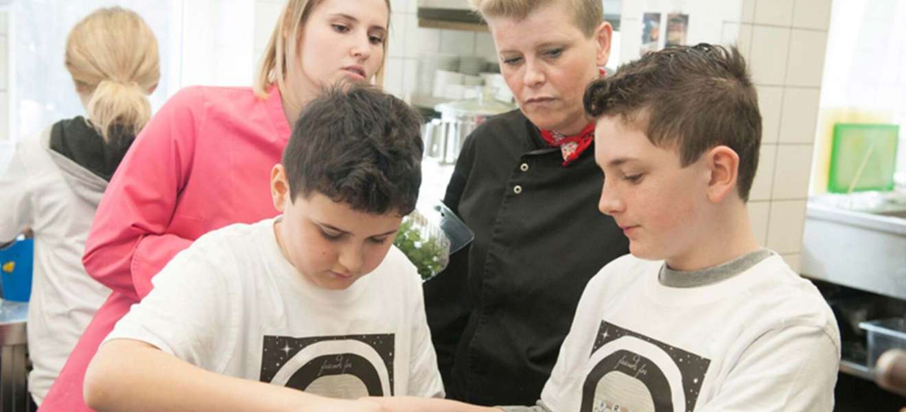 Kinder kochen gemeinsam mit Mario Schneider für den Sternenhof beim Charityevent