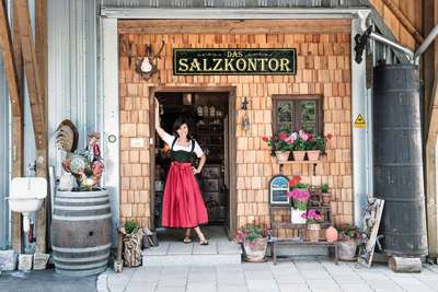 »Das Salzkontor« eröffnete 2002 in Hallstatt, der ältesten bis heute durchgehend betriebenen Salzabbaustätte der Welt. Hier liegt der Fokus auf der Herstellung von Produkten aus Natursalz.