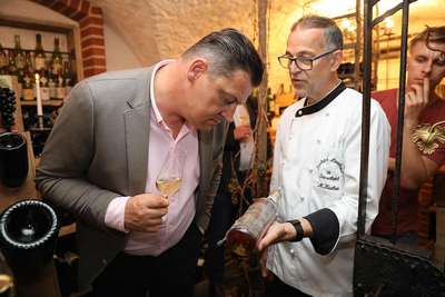 Gastronom Martin Kucher zeigt Radisson Blu F&B-Chef Thomas Greisberger einen Schatz aus seinem Keller mit über 20.000 Flaschen.