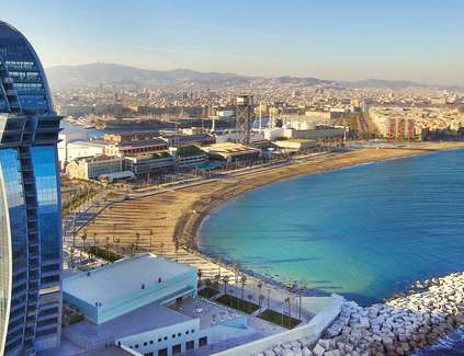 Stadt und Strand: Barcelona vereint beides. Links im Bild: das Luxushotel »W«. / Foto: beigestellt