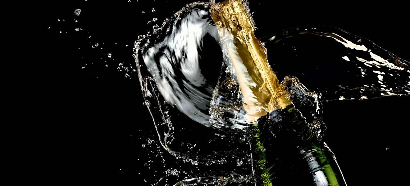 Champagner umgeben von Wasser