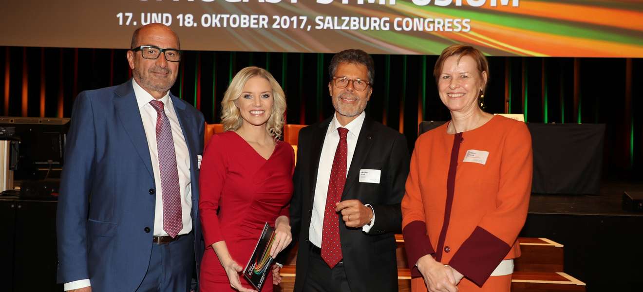 Die Gastgeber von links: Geschäftsführer Günther Obmascher, Moderatorin Katrin Prähauser, Aufsichtsratsvorsitzender Walter Veit und Geschäftsführerin Barbara Schenk.