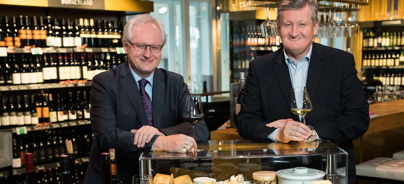 Die legendären Brüder Adi (l.) und Herbert Schmid (r.) stehen für Top-Qualität bei Wein und Käse.