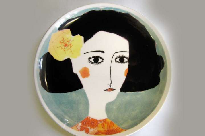 Der »Yellow Flower Plate« wird von der britischen Keramikkünstlerin Katy Leigh eigens per Hand bemalt. culturelabel.com