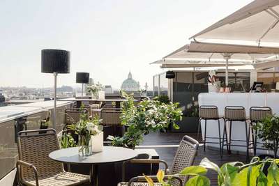 Die Rooftop-Bar »Atmosphere« im »The Ritz-Carlton, Vienna« bietet einen traumhaften Blick über Wien.
