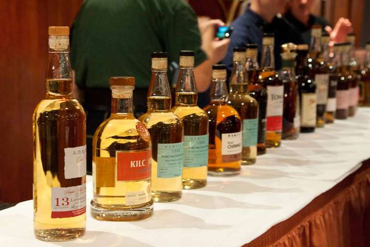 Insgesamt können rund 350 verschiedene Whiskys verkostet werden.