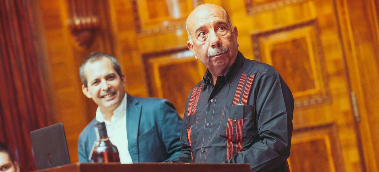 Juan Carlos Gonzáles (Primer Maestro Ronero) und Juan Carlos Fernandez Palacios (Kubanischer Botschafter, im Hintergrund)