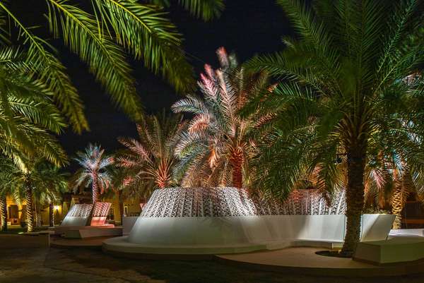 In Diryah, Saudi-Arabien, wurde ein ganzer Platz aus Sand gedruckt. Die sogenannten »Sandwaves« bestehen aus 58 unterschiedlichen Modulen und laden zum Sitzen, Liegen, Lümmeln im Schatten ein. Das Projekt von Arthur Mamou-Mani und Studio Precht ist die derzeit größte Sanddruck-Installation der Welt.  mamou-mani.com, precht.at 