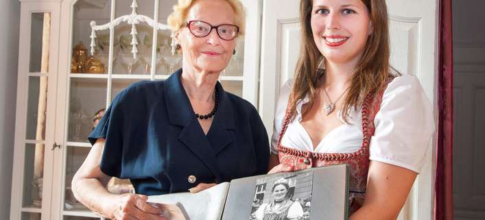 Weinkönigin Christina Hugl mit der ersten Weinkönigin Eleonore Fruhstuck