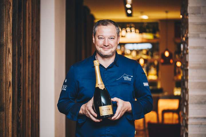 Spitzenkoch Andreas Döllerer mit »Krug« Champagner.