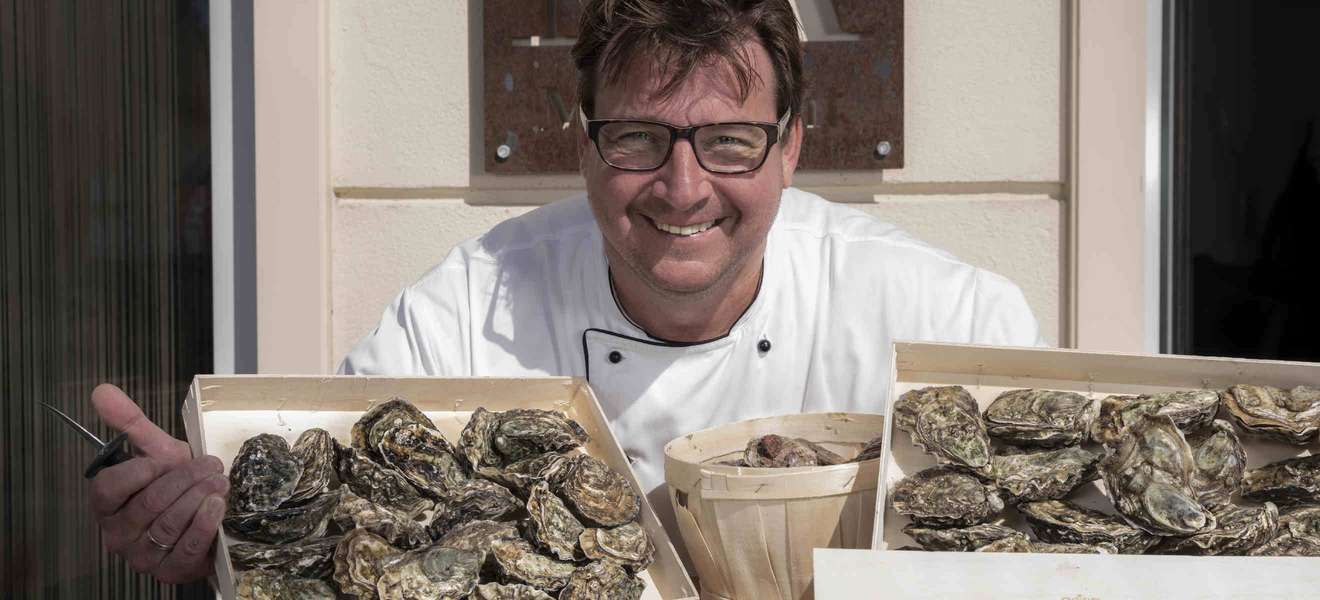 Markus Trocki (»Marktamt« in Baden) verwöhnt seine Gäste mit Köstlichkeiten aus dem Meer.