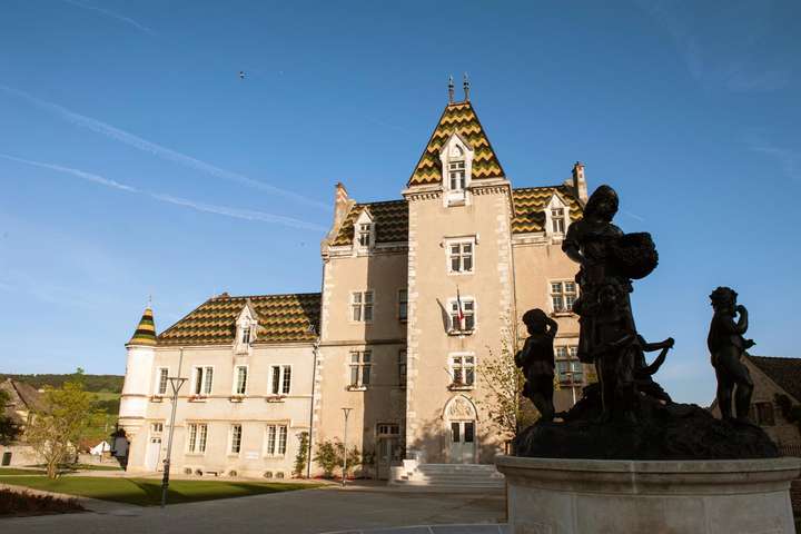 Zeugnis des aus dem Wein stammenden Reichtums: Das Rathaus von Meursault residiert  in einem Schloss aus dem 14. Jahrhundert.