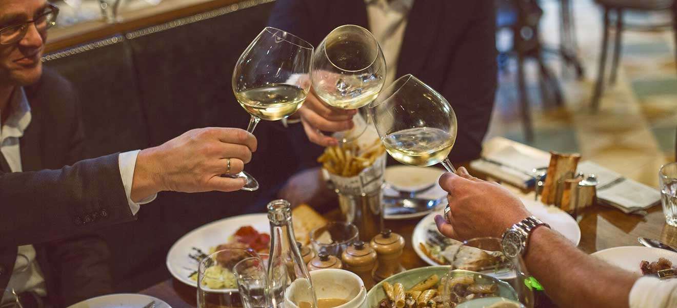 Im Café du Sommelier kann mit einem Glas Wein auf vinophile Tage angestossen werden.