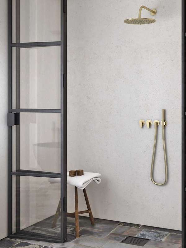 Glastüren mit schwarzen Rahmen sind der Trend schlechthin, wenn es um ebenerdige Duschen geht. Bestes Beispiel: die John-Pawson-Collection von Cocoon. bycocoon.com