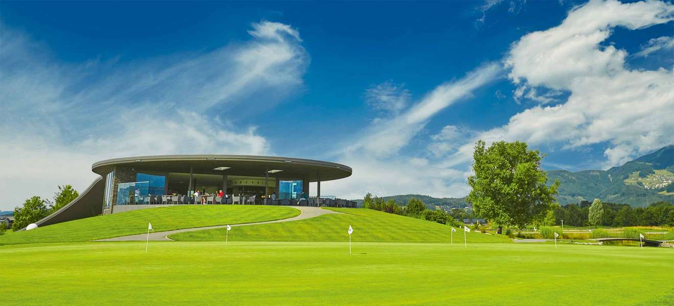 Im Golfclub von Rankweil in Vorarlberg kommt zu großzügiger Platzgestaltung und kulinarischem Genuss die spektakuläre Architektur des neuen Clubhauses.