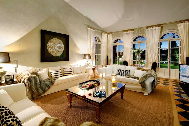 Villa im Château-Stil (Marabella) Acht Schlafzimmer, fünf Bäder: Diese prunkvolle Residenz befindet sich im Herzen des »Golf Valley« im repräsentativen Wohngebiet von Aloha. In nur wenigen Fahrminuten erreicht man den weltberühmten Jachthafen Puerto Banús