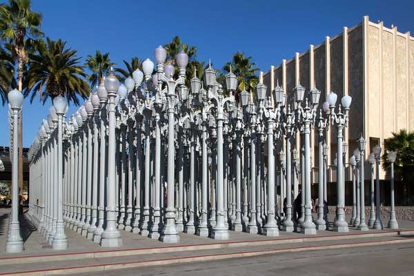 Installation vor dem Los Angeles County Museum of Art (LACMA).