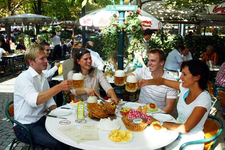 Das Schweizerhaus ist berühmt für sein Bier und seine Stelze.