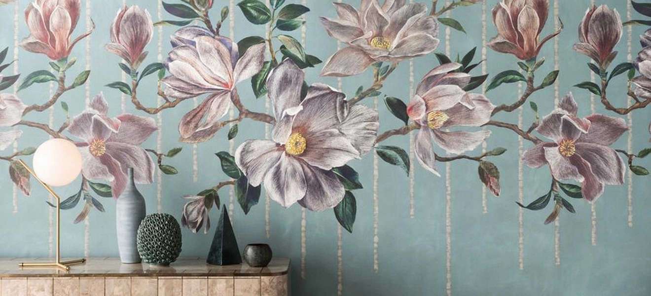 Blühende Magnolien und zarte Bambusstäbchen zieren diese Tapete aus der Kollektion »Folium Wallpapers«. Ganz im Trend der Wall Murals. osborneandlittle.com