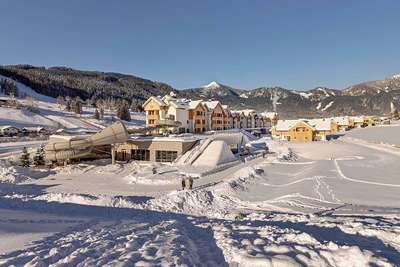 Das Hotel liegt unmittelbar neben der Talstation Gosau im Skigebiet Dachstein West.