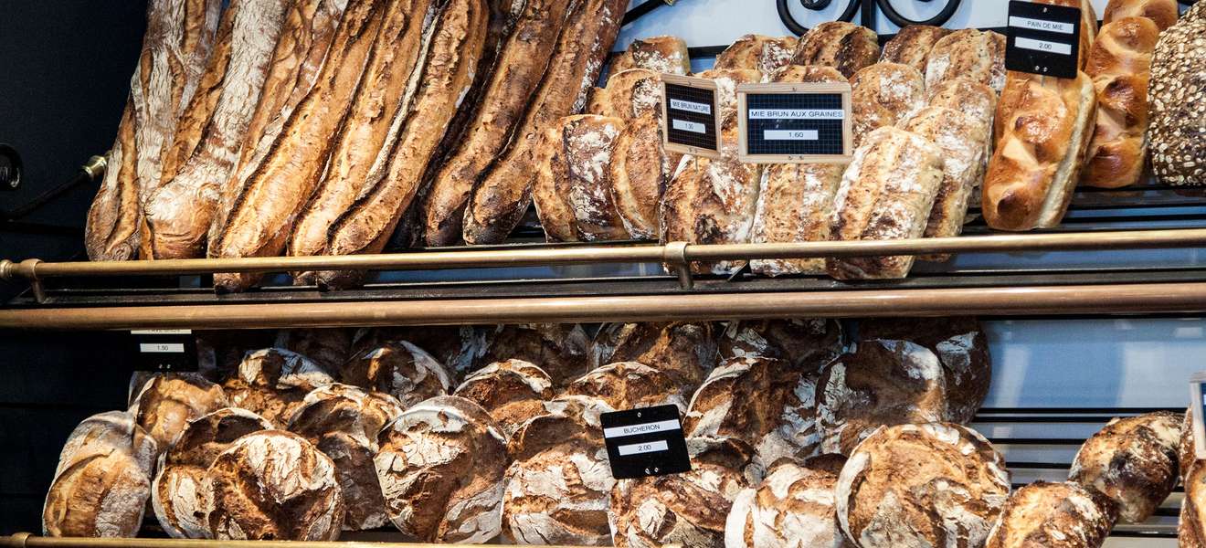 Französische Brotvielfalt in der Boulangerie Brun Paris, 13. Arrondisement. 