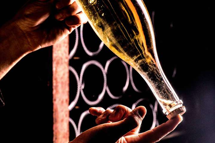 Die besten Champagner reifen viele Jahre auf der Hefe. Der Einzellagen-Champagner Clos des Goisses gehört zu Maison Philipponnat und genießt unter Genießern einen legendären Ruf.