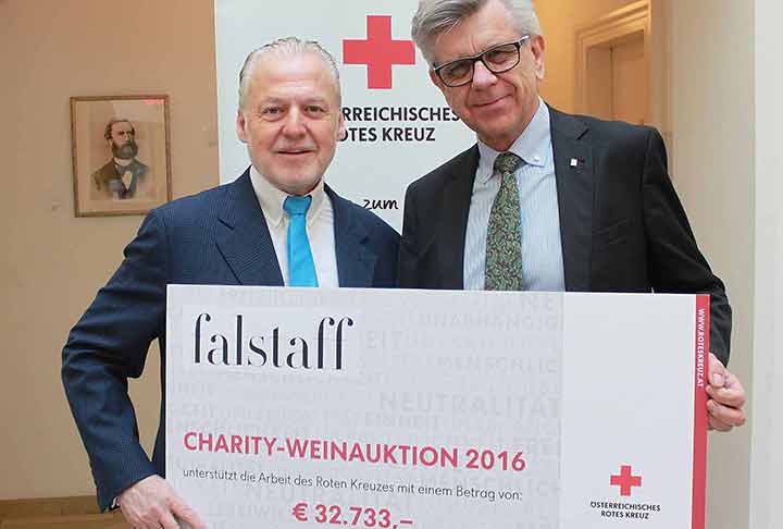 Wolfgang Rosam übergibt den Spendenscheck an Werner Kerschbaum.